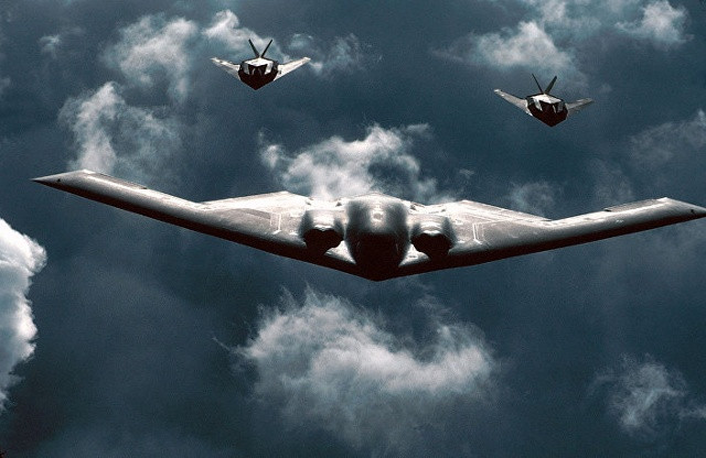  B-2 Spirit  Máy bay ném bom chiến lược B-2 của Mỹ có thể được coi là mẫu công nghệ tiên tiến nhất trên thế giới. Ngoài ra, chiếc máy bay được phủ bằng vật liệu hấp thụ radar, cho phép giảm đáng kể mức độ hiển thị trước radar của đối phương.