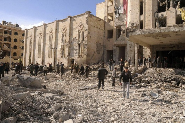  một vụ nổ ở thành phố phía bắc của Syria Aleppo ngày 10 tháng hai năm 2012, trong bức ảnh Bản tin này được phát hành bởi hãng thông tấn quốc gia Syria SANA. Twin vụ đánh bom trúng quân sự và an ninh tòa nhà Syria ở Aleppo, giết chết 25 người ở đâu là bạo lực tồi tệ nhất xảy trung tâm thương mại của nước này kể từ khi cuộc nổi dậy 11 tháng chống lại Tổng thống Bashar al-Assad đã bắt đầu. REUTERS 