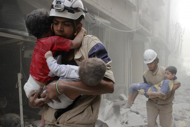 Thành viên của các em giải cứu dân sự quốc phòng sau những gì các nhà hoạt động cho biết là một cuộc không kích của lực lượng trung thành với Tổng thống Syria Bashar al-Assad trong khu phố al-Shaar Aleppo ngày 02 tháng 6, 2014. REUTERS / Sultan Kitaz