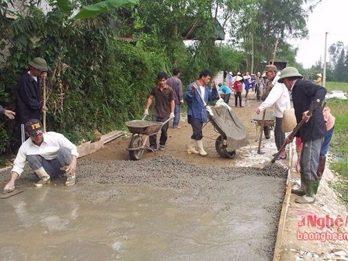 Làm đường giao thông nông thôn mới ở xã Nghi Trung (Nghi Lộc).