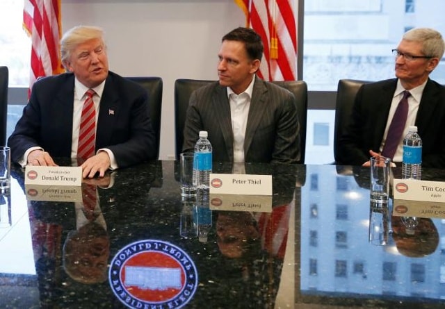 Donald Trump bên cạnh nhà đầu tư mạo hiểm Peter Thiel (cổ đông của Facebook và PayPal) và CEO Apple, Tim Cook  (ảnh: Phone Arena)