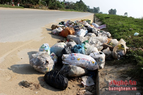 Trước mỗi chợ gần đường lại xuất hiện một bãi rác. Trong ảnh: Bãi rác gần chợ Cồn Bụt thuộc xóm Trường Cửu xã Hùng Tiến.