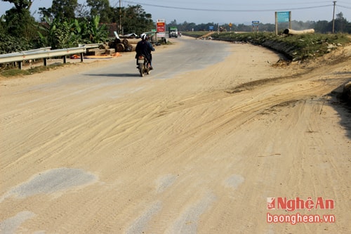  Cát rơi dày nơi giao nhau với đường lên xuống bến cát thuộc xóm 12 xã Xuân Lâm (Nam Đàn), kéo dài hàng trăm mét hai bên tỉnh lộ. Người dân địa phương cho biết, tình trạng này diễn ra đã nhiều năm. Khi có gió, bụi cát bay mù mịt vào nhà dân và người đi đường, gây ô nhiễm môitrường và tiềm ẩn nguy cơ tai nạn giao thông. Đây cũng là đoạn đường thường xuyên xảy ra tai nạn.