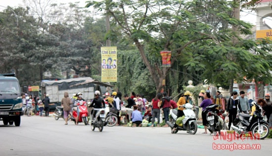 Người mua, kẻ bán, xe dựng ngay lòng đường một cách ngang nhiên