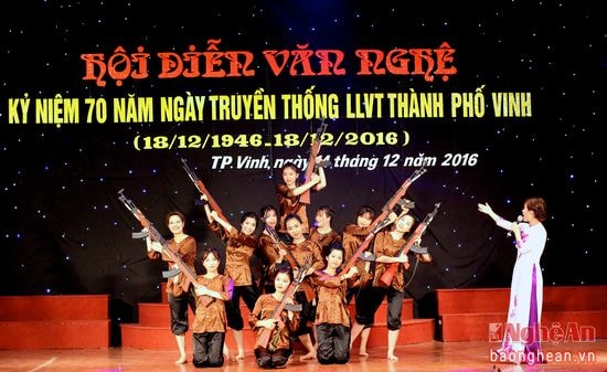 Tiết mục Cô dân quân làng đỏ của cụm 4 (4 đơn vị: Hưng Dũng, Hưng Hoà, Hưng Lộc, Nghi Đức).