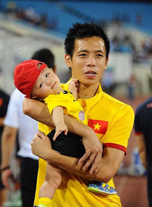 Văn Quyết chỉ xem hết hiệp một trận chung kết lượt đi trước khi phải chạy ra ngoài lo chuyện. Anh dự đoán Thái Lan sẽ có thêm bàn thắng trong hiệp hai nhưng bất ngờ Indonesia ngược dòng thành công.