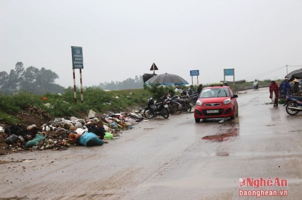 Đoạn đường qua chợ Liễu thuộc xóm 4, xã Hưng Lĩnh (Hưng Nguyên) là một điểm “nóng”, luôn ngổn ngang rác thải, xe cộ gây cản trở giao thông và ô nhiễm môi trường. 4.Mặc dù địa phương đã cấm đổ rác, nhưng chỗ này lúc nào cũng đầy rác, cấp tập cả ngày lẫn đêm.