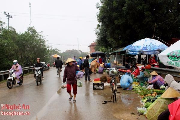 8.Trước chợ Mý xã Hưng Châu (Hưng Nguyên), người dân họp chợ ngay trên tỉnh lộ, tự do mua bán giữa lòng đường. Để chấm dứt tình trạng “lắm vật cản”, trả lại sự thông thoáng cho tỉnh lộ 542, thiết nghĩ cần phải nâng cao ý thức của người dân, nhắc nhở xử lý nghiêm các trường hợp vi phạm và cần có sự phối hợp chăt chẽ giữa chính quyền với người dân địa phương.