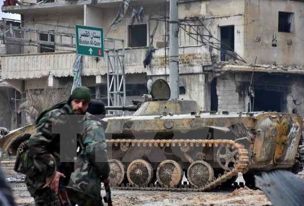 Binh sỹ Syria tuần tra trên đường phố ở Aleppo. ( Nguồn: EPA/TTXVN)