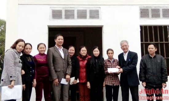 Trao nhà đại đoàn kết cho bà Thanh ở Diễn Kỷ - Diễn Châu.