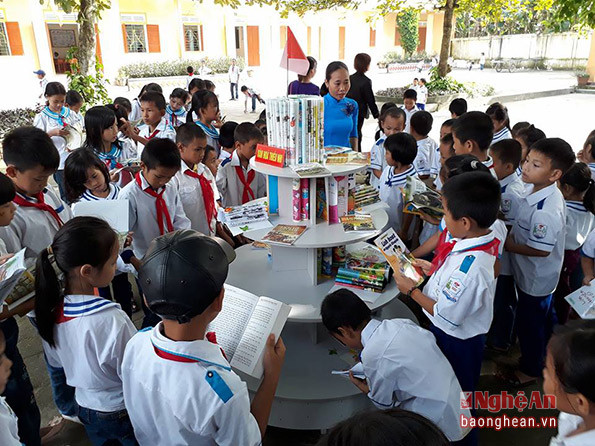 Giờ sinh hoạt tập thể của học sinh trường Tiểu học Thị trấn Thanh Chương.