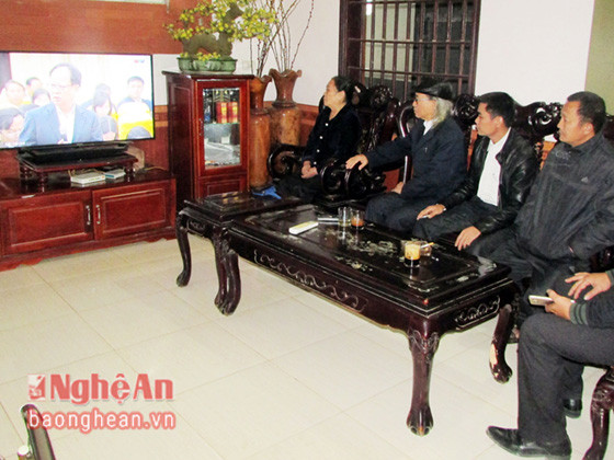 Cử tri Yên Thành theo dõi kỳ họp thứ 3, HĐND tỉnh khóa 17 qua truyền hình trực tiếp.