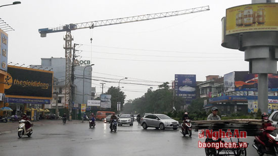 Cần cầu tháp thi công công trình vươn qua đường Lê Hồng Phong (TP Vinh)