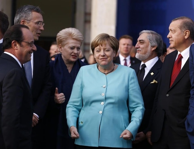 Thủ tướng Đức Angela Merkel: Như một làn sóng chống EU và chống nhập cư các chính trị gia đã đạt được một chỗ đứng vững chắc trong nền chính trị châu Âu, bà Merkel tiếp tục ủng hộ với người di cư và Liên minh châu Âu. Các bảo thủ 62 tuổi, phải đối mặt với một phản ứng dữ dội của cử tri về chính sách nhập cư mở cửa nhà cô, cho biết cô đã suy nghĩ rất kỹ trước khi cuối cùng quyết định đứng lại cho một nhiệm kỳ thứ tư trong cuộc bầu cử tháng năm tới, kết thúc tháng đồn đoán về quyết định của mình . REUTERS