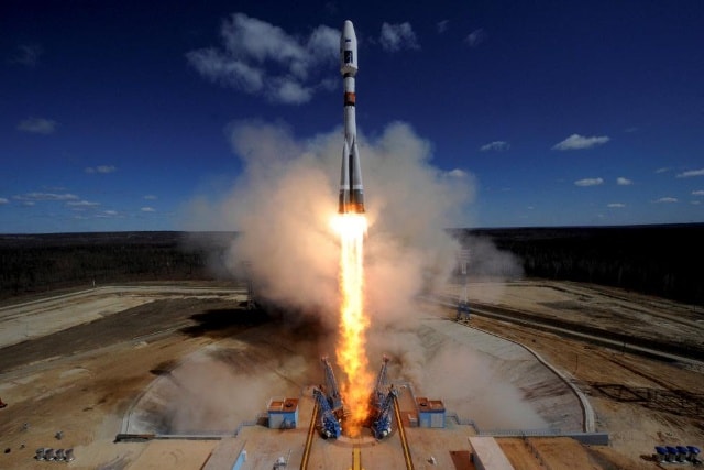 Một Soyuz 2.1A tên lửa Nga chở Lomonosov, AIST-2D và SamSat-218 vệ tinh thang máy ra khỏi bệ phóng tại Cosmodrome Vostochny ở ngoài thành phố uglegorsk, tại khu vực Amur viễn đông của Nga, tháng Tư năm 2016. REUTERS / Kirill Kudryavtsev / hồ bơi