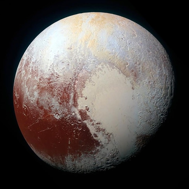 Một vùng hình trái tim có tên là Sputnik Planum được nhìn thấy trong quan điểm nâng cao của hành tinh Pluto lùn từ phi thuyền New Horizons của NASA. REUTERS / NASA