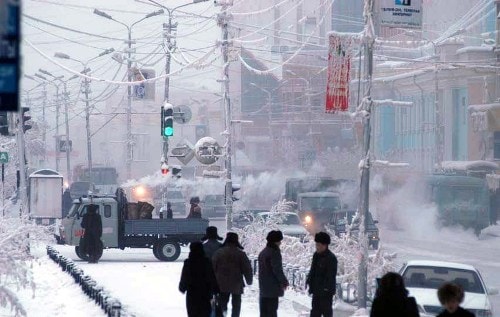 Oymyakon nằm ​​dọc theo sông Indigirka, là một ngôi làng thuộc huyện Oymyakonsky, cộng hòa Sakha, Nga. Do chỉ cách vòng Cực Bắc 350km nên Oymyakon vô cùng lạnh lẽo, đặc biệt là vào mùa đông. Nhiệt độ kỉ lục ở đây được đo là - 71,2 độ C và mùa đông nhiệt độ trung bình từ - 40 đến -50 độ C. Hầu hết các loại xe đều trở nên vô dụng ở khu vực này.