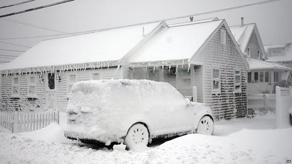 Có diện tích rộng lớn hướng về bán cầu Bắc, Canada có khá nhiều địa danh giá lạnh, một trong số đó là Snag. Nhiệt độ thấp nhất từng ghi lại được tại đây là -63 độ C. Về mùa đông, cả thành phố chìm trong biển băng tuyết và gió rít. Những nhiệt kế tại đây đều được ghi thêm các số âm bằng tay vì thủy ngân thường rơi xuống quá cả các vạch số được in sẵn.