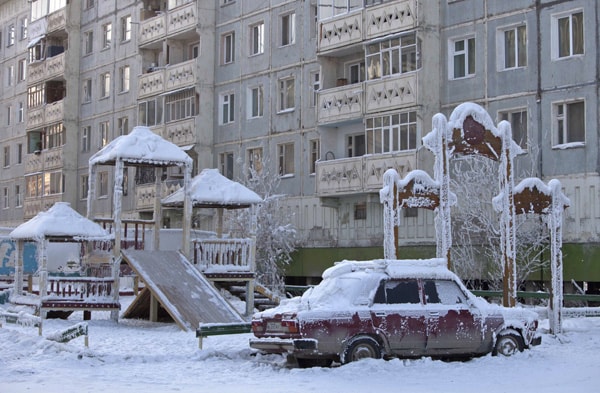 Với dân số 300.000 người và nhiệt độ trung bình mỗi năm là -38,6 độ C, Yakutsk là thành phố lớn lạnh nhất thế giới. Người dân nơi này được khuyến cáo không nên đeo kính khi ra đường bởi như thế gương mặt họ dễ bị đóng băng.