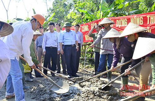 Đồng chí Chủ tịch UBND tỉnh cũng đã đến thăm, động viên nhân dân bản Bãi Xa đang làm đường giao thông nông thôn mới.