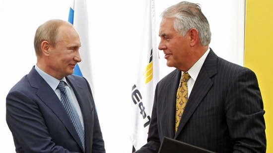 Giám đốc điều hành (CEO) Tập đoàn dầu khí Exxon Mobil - Rex Tillerson (phải) bắt tay Tổng thống Nga Putin hồi năm 2012 tại Nga. Ảnh: Ria Novosti