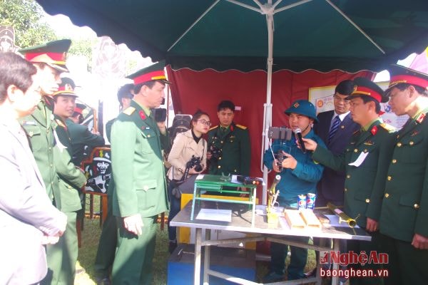 Thủ trưởng Bộ Tư lệnh Quân khu 4 và thủ trưởng Bộ CHQS tỉnh kiểm tra và tham quan khu trưng bày sáng kiến cải tiến mô hình học cụ của LLVT thành phố Vinh trong đợt ra quân huấn luyện năm 2016.