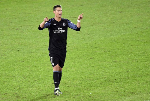 Ronaldo chia vui sau khi ấn định chiến thắng 2-0 trong trận bán kết FIFA Club World Cup. Ảnh: Reuters