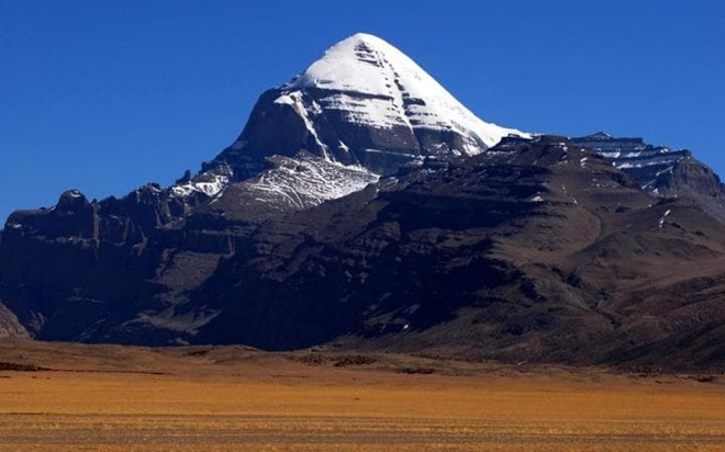 Kailash, Trung Quốc: Ngọn núi cao 6.638 m ở Tây Tạng là một điểm hành hương quan trọng, nhưng chính quyền Trung Quốc đã cấm leo núi này. Nhà leo núi nổi tiếng Reinhold Messner nói: “Nếu chúng ta chinh phục ngọn núi này, chúng ta đã chinh phục điều gì đó trong tâm hồn con người. Kailash không phải quá cao và quá khó”. 