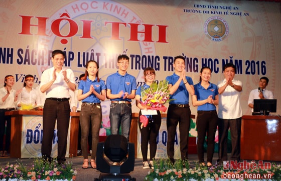 Ông Dương Xuân Thao và sinh viên Trường Đại học Kinh tế Nghệ An trong cuộc thi tuyên truyền về chính sách thuế