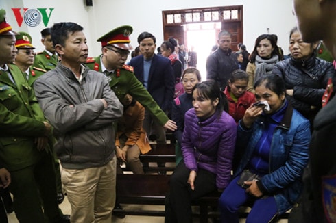 Người nhà nạn nhân dự phiên tòa.