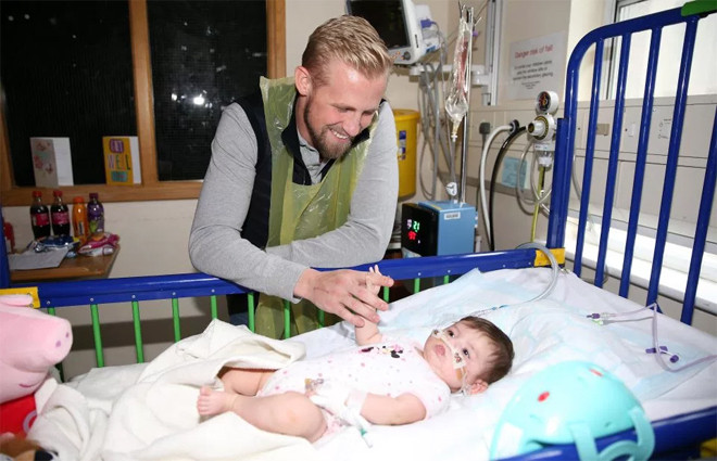 Schmeichel vui đùa với một bệnh nhân nhỏ tuổi.