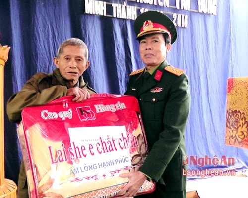 Lãnh đạo Ban CHQS huyện trao quà cho ông Nguyễn Văn Đồng, thương binh 4/4 ở xóm 6, xã Minh Thành.