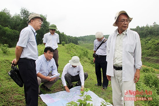 Đoàn công tác JICA Nhật Bản khảo sát đầu tư thủy lợi tại xã Hòa Sơn (Đô Lương).  Ảnh: Cảnh Nam