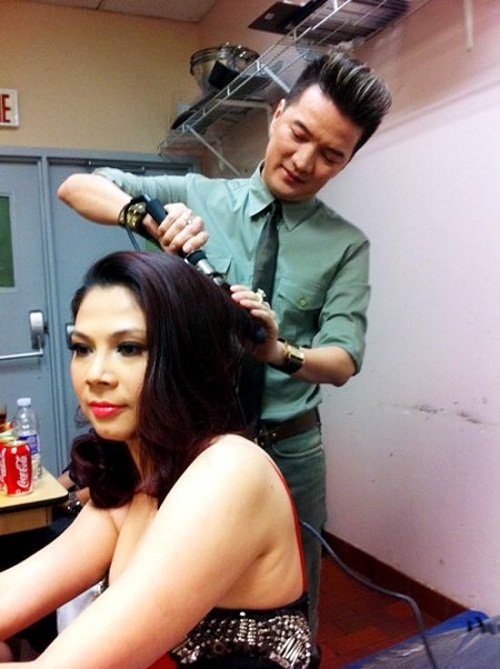 Sau này, khi đã thành danh, không ít lần Đàm Vĩnh Hưng trổ tài làm tóc cho anh chị em nghệ sĩ.