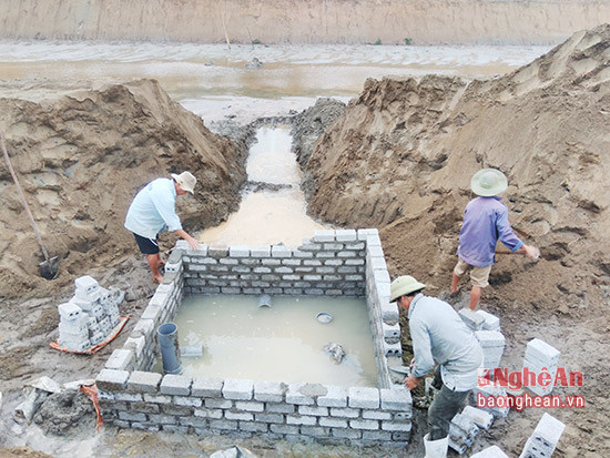 Gia đình ông Võ Xuân Đại- Diễn Trung xây dựng hệ thống lọc nước ngầm để lấy nước sạch vào ao nuôi.