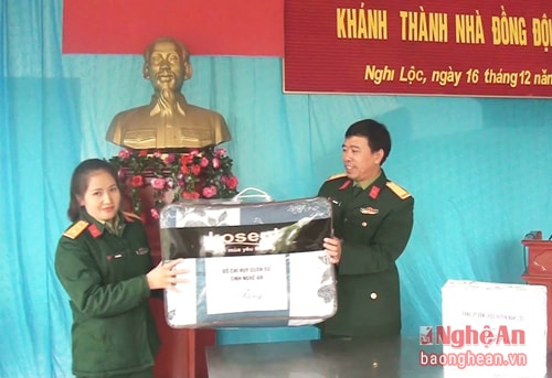 anh trung tá Nguyễn Hữu Thắng- trưởng ban dân vận- BỘ CHQS tỉnh nghệ an trao quà cho quân nhân vũ thị nhinh