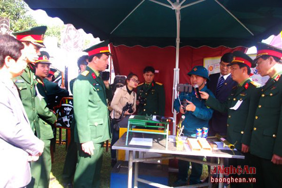 hủ trưởng Bộ Tư lệnh Quân khu 4 và thủ trưởng Bộ CHQS tỉnh kiểm tra và tham quan khu trưng bày sáng kiến cải tiến mô hình học cụ của LLVT thành phố Vinh trong đợt ra quân huấn luyện năm 2016.