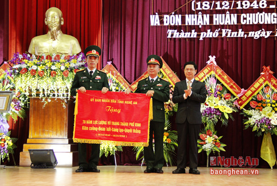 Đồng chí Nguyễn Xuân Sơn tặng bức trướng của UBND tỉnh cho LLVT thành phố.
