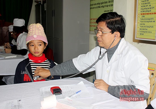 Bác sĩ CKII - Giám đốc Bệnh viện Đa khoa Thành An Sài Gòn trực tiếp thăm khám cho người dân