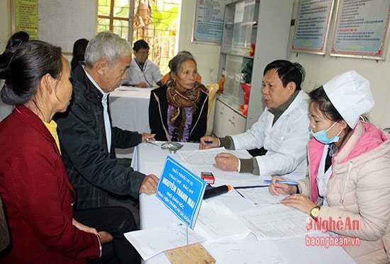 Người dân Thanh Tùng, Thành Mai (Thanh Chương) đã được đội ngũ y bác sĩ giàu kinh nghiệm, chuyên môn cao thăm khám, tư vấn trực tiếp.