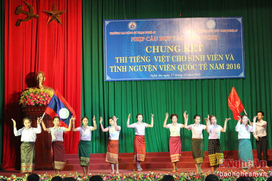 Tiết mục văn nghệ thể hiện tình đoàn kết Việt - Lào của các bạn sinh viên Lào đang học tập tại Nghệ An.