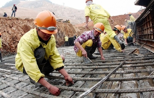 Công nhân lao động trên công trường xây dựng Thủy điện Sơn La