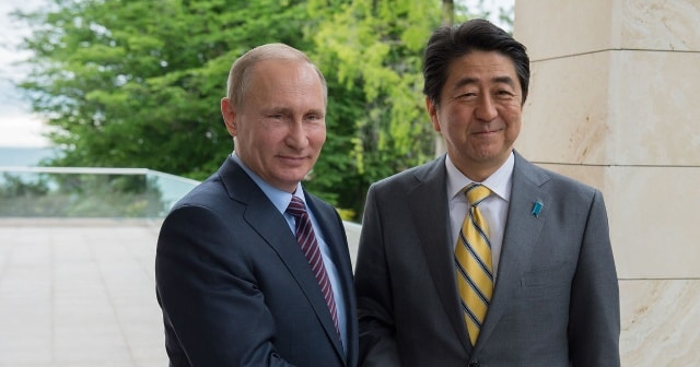 Thủ tướng Nhật Bản Shinzo Abe và Tổng thống Nga Vladimir Putin nhất trí tiến hành đàm phán về các hoạt động chung trên các hòn đảo tranh chấp. Ảnh: AP