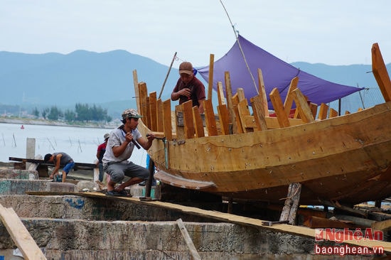 Đóng mới thuyền cỡ nhỏ đánh bắt gần bờ - Tại Quỳnh Phương