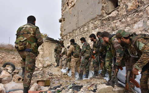 Lực lượng ủng hộ chính phủ Syria chiến đấu ở khu phố Karm al-Jabal thuộc khu vực đông Aleppo, Syria. (Ảnh: AFP).