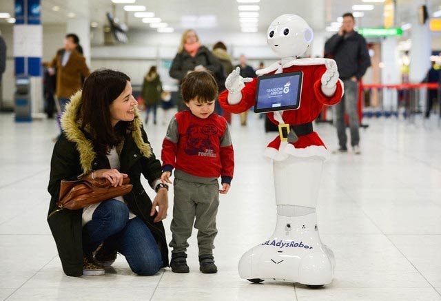 Sân bay Anh dùng robot biết đi để giải trí cho khách