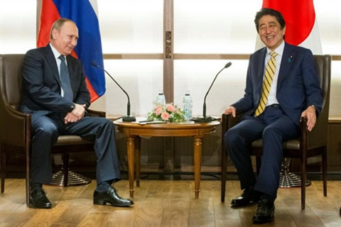 Tổng thống Nga Vladimir Putin và Thủ tướng Nhật Bản Shinzo Abe trong cuộc gặp ngày 15/12. Ảnh: Reuters  ------------ Xem thêm: , http://vietbao.vn/The-gioi/Putin-sang-Nhat-kinh-te-bao-trum/158325131/161/ Tin nhanh Việt Nam ra thế giới vietbao.vn