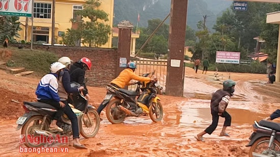 Con đường vào bệnh viện Tây Nam lầy lội gây khó khăn cho bệnh nhân đến khám, điều trị