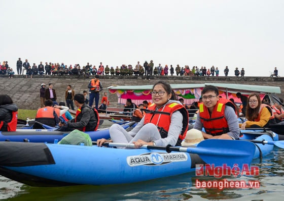 Hàng trăm người dân và du khách thích thú xem những chiếc thuyền hơi kayak lần đầu tiên xuất hiện ở đập Cầu Cau.