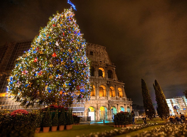 Được đặt tại quảng trường Thánh Phêrô, cây thông Noel đẹp nhất của Rome khiến người chiêm ngưỡng phải ngẩn ngơ bởi vẻ uy nghi, sinh động và khung cảnh tráng lệ chung quanh. Giáng sinh là một ngày lễ lớn ở Ý, nên không chỉ trên đường phố, các khu chợ, bên trong nhà, người dân ở Rome cũng tụ tập về quảng trường thánh Phêro để trang trí cho cây Giáng sinh khổng lồ với những bức phù điêu, hoa lá, cây cảnh… tuyệt đẹp được làm thủ công.